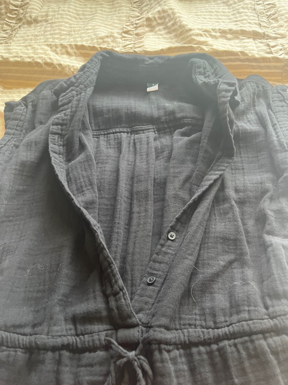 Old Navy Black Crinkle Gauze Romper - Picture 6 of 8